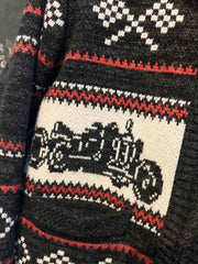 製品画像: ヴィンテージバイカージャカードウールカーディガン全体イメージ画像。バイクモチーフのジャカード織りと赤・黒・白のクラシックな配色が特徴で、自由とヴィンテージ感を象徴するデザイン。秋冬の重ね着スタイルに最適。
詳細画像: ジャカード織りで描かれたバイクモチーフと、クラシックなダブルジップディテールをクローズアップした画像。暖かいウール素材と細部へのこだわりが際立つ。