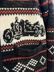 製品画像: ヴィンテージバイカージャカードウールカーディガン全体イメージ画像。バイクモチーフのジャカード織りと赤・黒・白のクラシックな配色が特徴で、自由とヴィンテージ感を象徴するデザイン。秋冬の重ね着スタイルに最適。
詳細画像: ジャカード織りで描かれたバイクモチーフと、クラシックなダブルジップディテールをクローズアップした画像。暖かいウール素材と細部へのこだわりが際立つ。