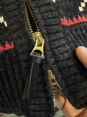 製品画像: ヴィンテージバイカージャカードウールカーディガン全体イメージ画像。バイクモチーフのジャカード織りと赤・黒・白のクラシックな配色が特徴で、自由とヴィンテージ感を象徴するデザイン。秋冬の重ね着スタイルに最適。
詳細画像: ジャカード織りで描かれたバイクモチーフと、クラシックなダブルジップディテールをクローズアップした画像。暖かいウール素材と細部へのこだわりが際立つ。