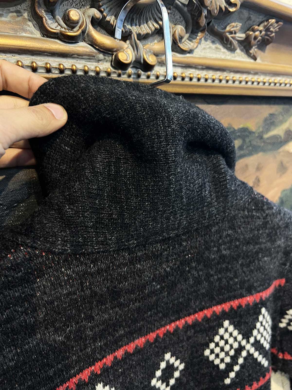 製品画像: ヴィンテージバイカージャカードウールカーディガン全体イメージ画像。バイクモチーフのジャカード織りと赤・黒・白のクラシックな配色が特徴で、自由とヴィンテージ感を象徴するデザイン。秋冬の重ね着スタイルに最適。
詳細画像: ジャカード織りで描かれたバイクモチーフと、クラシックなダブルジップディテールをクローズアップした画像。暖かいウール素材と細部へのこだわりが際立つ。