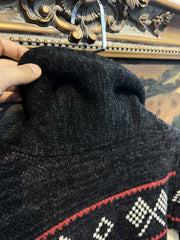 製品画像: ヴィンテージバイカージャカードウールカーディガン全体イメージ画像。バイクモチーフのジャカード織りと赤・黒・白のクラシックな配色が特徴で、自由とヴィンテージ感を象徴するデザイン。秋冬の重ね着スタイルに最適。
詳細画像: ジャカード織りで描かれたバイクモチーフと、クラシックなダブルジップディテールをクローズアップした画像。暖かいウール素材と細部へのこだわりが際立つ。