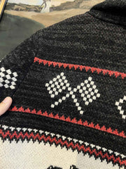 製品画像: ヴィンテージバイカージャカードウールカーディガン全体イメージ画像。バイクモチーフのジャカード織りと赤・黒・白のクラシックな配色が特徴で、自由とヴィンテージ感を象徴するデザイン。秋冬の重ね着スタイルに最適。
詳細画像: ジャカード織りで描かれたバイクモチーフと、クラシックなダブルジップディテールをクローズアップした画像。暖かいウール素材と細部へのこだわりが際立つ。