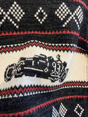 製品画像: ヴィンテージバイカージャカードウールカーディガン全体イメージ画像。バイクモチーフのジャカード織りと赤・黒・白のクラシックな配色が特徴で、自由とヴィンテージ感を象徴するデザイン。秋冬の重ね着スタイルに最適。
詳細画像: ジャカード織りで描かれたバイクモチーフと、クラシックなダブルジップディテールをクローズアップした画像。暖かいウール素材と細部へのこだわりが際立つ。