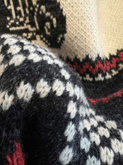 製品画像: ヴィンテージバイカージャカードウールカーディガン全体イメージ画像。バイクモチーフのジャカード織りと赤・黒・白のクラシックな配色が特徴で、自由とヴィンテージ感を象徴するデザイン。秋冬の重ね着スタイルに最適。
詳細画像: ジャカード織りで描かれたバイクモチーフと、クラシックなダブルジップディテールをクローズアップした画像。暖かいウール素材と細部へのこだわりが際立つ。