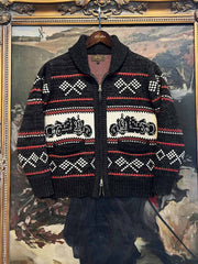 製品画像: ヴィンテージバイカージャカードウールカーディガン全体イメージ画像。バイクモチーフのジャカード織りと赤・黒・白のクラシックな配色が特徴で、自由とヴィンテージ感を象徴するデザイン。秋冬の重ね着スタイルに最適。
詳細画像: ジャカード織りで描かれたバイクモチーフと、クラシックなダブルジップディテールをクローズアップした画像。暖かいウール素材と細部へのこだわりが際立つ。