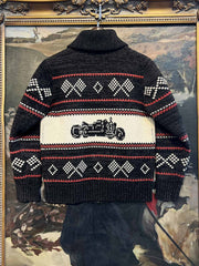 製品画像: ヴィンテージバイカージャカードウールカーディガン全体イメージ画像。バイクモチーフのジャカード織りと赤・黒・白のクラシックな配色が特徴で、自由とヴィンテージ感を象徴するデザイン。秋冬の重ね着スタイルに最適。
詳細画像: ジャカード織りで描かれたバイクモチーフと、クラシックなダブルジップディテールをクローズアップした画像。暖かいウール素材と細部へのこだわりが際立つ。