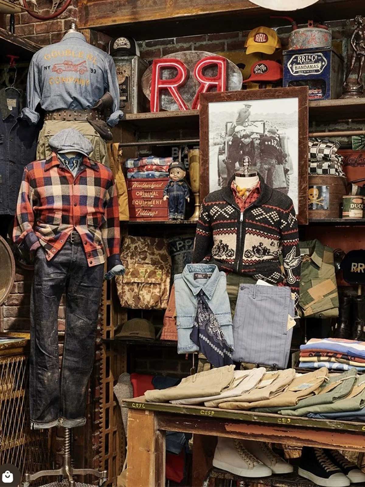 製品画像: ヴィンテージバイカージャカードウールカーディガン全体イメージ画像。バイクモチーフのジャカード織りと赤・黒・白のクラシックな配色が特徴で、自由とヴィンテージ感を象徴するデザイン。秋冬の重ね着スタイルに最適。
詳細画像: ジャカード織りで描かれたバイクモチーフと、クラシックなダブルジップディテールをクローズアップした画像。暖かいウール素材と細部へのこだわりが際立つ。