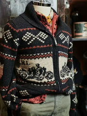 詳細画像: ジャカード織りで描かれたバイクモチーフと、クラシックなダブルジップディテールをクローズアップした画像。暖かいウール素材と細部へのこだわりが際立つ。
モデル画像: モデルがヴィンテージバイカージャカードウールカーディガンを着用し、ブラックデニムとレザーブーツを合わせた秋冬バイカースタイルのコーディネート画像。暖かさと個性を両立した着こなしを提案。