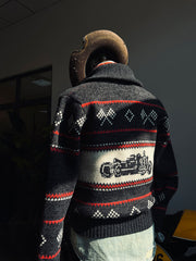 製品画像: ヴィンテージバイカージャカードウールカーディガン全体イメージ画像。バイクモチーフのジャカード織りと赤・黒・白のクラシックな配色が特徴で、自由とヴィンテージ感を象徴するデザイン。秋冬の重ね着スタイルに最適。
詳細画像: ジャカード織りで描かれたバイクモチーフと、クラシックなダブルジップディテールをクローズアップした画像。暖かいウール素材と細部へのこだわりが際立つ。