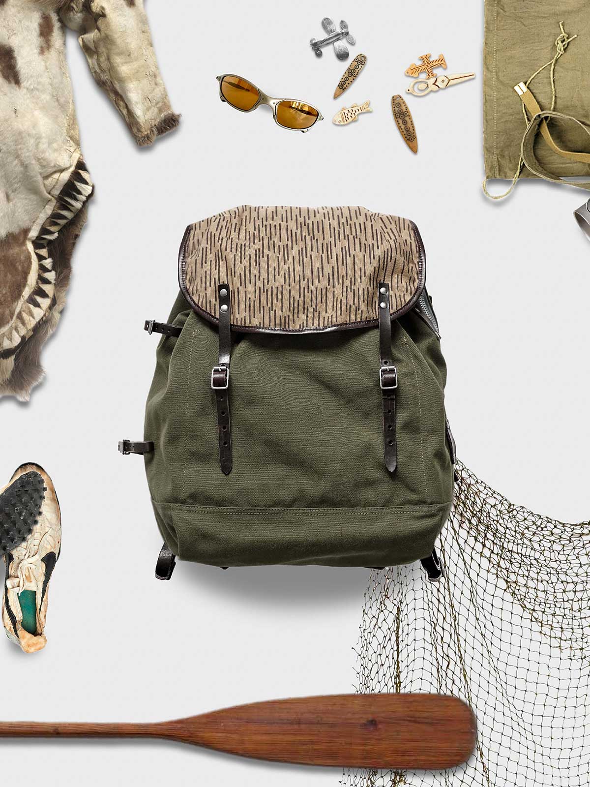 製品画像: 第5世代M39ヴィンテージキャンバスバックパック全体イメージ画像。厚手キャンバス素材と牛革補強が特徴で、特殊なウォッシュ加工がヴィンテージ感を際立たせたデザイン。アウトドアやサイクリングに適した大容量仕様。
詳細画像: 牛革で補強されたストレスポイントと、スムーズな開閉を実現するトップおよびサイドジッパーのディテールをクローズアップした画像。高耐久性と実用性が際立つ。