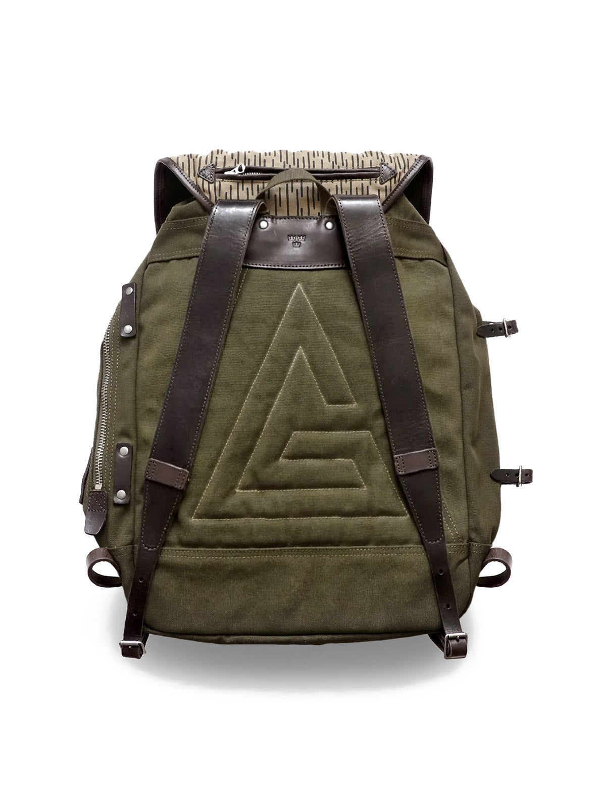 製品画像: 第5世代M39ヴィンテージキャンバスバックパック全体イメージ画像。厚手キャンバス素材と牛革補強が特徴で、特殊なウォッシュ加工がヴィンテージ感を際立たせたデザイン。アウトドアやサイクリングに適した大容量仕様。
詳細画像: 牛革で補強されたストレスポイントと、スムーズな開閉を実現するトップおよびサイドジッパーのディテールをクローズアップした画像。高耐久性と実用性が際立つ。