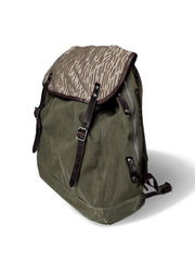 製品画像: 第5世代M39ヴィンテージキャンバスバックパック全体イメージ画像。厚手キャンバス素材と牛革補強が特徴で、特殊なウォッシュ加工がヴィンテージ感を際立たせたデザイン。アウトドアやサイクリングに適した大容量仕様。
詳細画像: 牛革で補強されたストレスポイントと、スムーズな開閉を実現するトップおよびサイドジッパーのディテールをクローズアップした画像。高耐久性と実用性が際立つ。