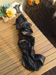 製品画像: 9ポケットフィールドフード付きフルグレインレザージャケット全体イメージ画像。黒いシボ加工レザーとヴィンテージ感漂うオイル仕上げのスエードディテールが特徴で、アウトドアやバイクライドにも適した多機能デザイン。
詳細画像: YKKアンティークブロンズジッパーとオイルドスエードレザーの補強ディテールをクローズアップした画像。耐久性とクラシックな風合いが際立つ仕上がり。