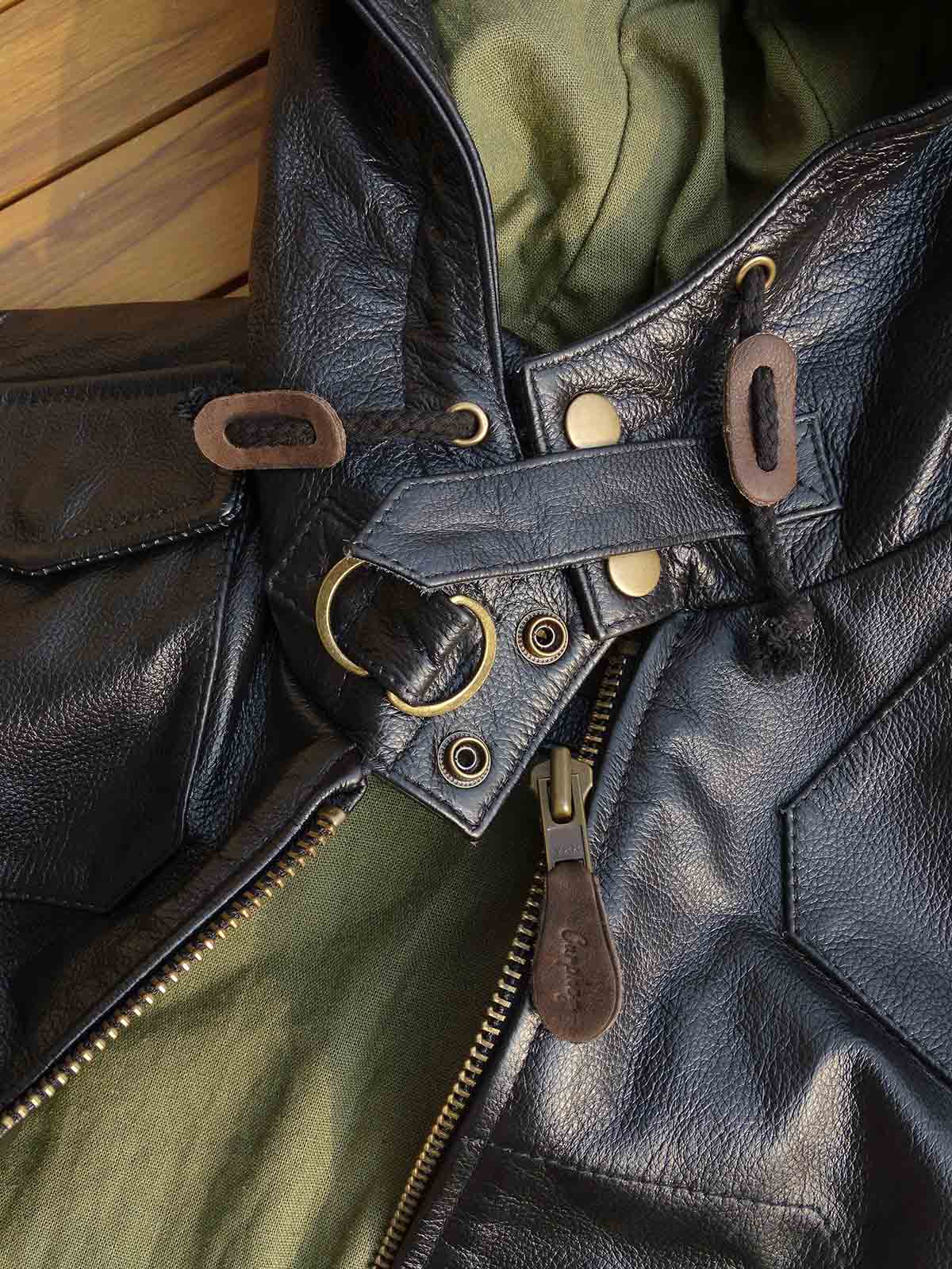 製品画像: 9ポケットフィールドフード付きフルグレインレザージャケット全体イメージ画像。黒いシボ加工レザーとヴィンテージ感漂うオイル仕上げのスエードディテールが特徴で、アウトドアやバイクライドにも適した多機能デザイン。
詳細画像: YKKアンティークブロンズジッパーとオイルドスエードレザーの補強ディテールをクローズアップした画像。耐久性とクラシックな風合いが際立つ仕上がり。