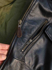 製品画像: 9ポケットフィールドフード付きフルグレインレザージャケット全体イメージ画像。黒いシボ加工レザーとヴィンテージ感漂うオイル仕上げのスエードディテールが特徴で、アウトドアやバイクライドにも適した多機能デザイン。
詳細画像: YKKアンティークブロンズジッパーとオイルドスエードレザーの補強ディテールをクローズアップした画像。耐久性とクラシックな風合いが際立つ仕上がり。