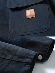 製品画像: 3WAYヴィンテージ切り替えデザインダウンワークジャケット全体イメージ画像。ブラウンコーデュロイ襟とネイビー×ミントグリーンの配色が特徴で、取り外し可能なインナーダウンを備えた多機能アウター。
詳細画像: ホワイトダックダウンライナーの取り外し構造とブラウンコーデュロイ襟、さらに水洗い加工が施された耐久性の高いコットン表地のディテールクローズアップ画像。保温性とクラシックなヴィンテージ感が際立つ仕上がり。