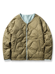 製品画像: 3WAYヴィンテージ切り替えデザインダウンワークジャケット全体イメージ画像。ブラウンコーデュロイ襟とネイビー×ミントグリーンの配色が特徴で、取り外し可能なインナーダウンを備えた多機能アウター。
詳細画像: ホワイトダックダウンライナーの取り外し構造とブラウンコーデュロイ襟、さらに水洗い加工が施された耐久性の高いコットン表地のディテールクローズアップ画像。保温性とクラシックなヴィンテージ感が際立つ仕上がり。