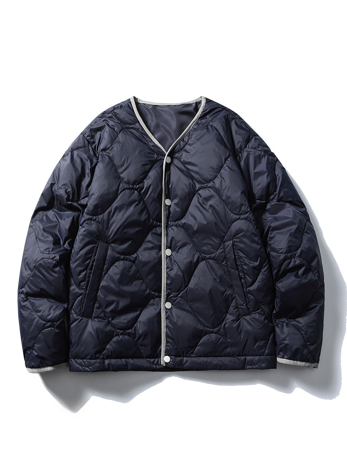 製品画像: 3WAYヴィンテージ切り替えデザインダウンワークジャケット全体イメージ画像。ブラウンコーデュロイ襟とネイビー×ミントグリーンの配色が特徴で、取り外し可能なインナーダウンを備えた多機能アウター。
詳細画像: ホワイトダックダウンライナーの取り外し構造とブラウンコーデュロイ襟、さらに水洗い加工が施された耐久性の高いコットン表地のディテールクローズアップ画像。保温性とクラシックなヴィンテージ感が際立つ仕上がり。