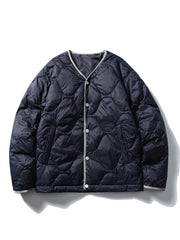 製品画像: 3WAYヴィンテージ切り替えデザインダウンワークジャケット全体イメージ画像。ブラウンコーデュロイ襟とネイビー×ミントグリーンの配色が特徴で、取り外し可能なインナーダウンを備えた多機能アウター。
詳細画像: ホワイトダックダウンライナーの取り外し構造とブラウンコーデュロイ襟、さらに水洗い加工が施された耐久性の高いコットン表地のディテールクローズアップ画像。保温性とクラシックなヴィンテージ感が際立つ仕上がり。