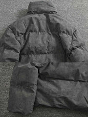 製品画像:
"高品質なウール素材で作られた秋冬用ジャケット、シンプルで洗練されたデザインが特徴。ウール混紡素材で暖かく、柔らかな手触りが魅力。カジュアルからフォーマルまで幅広いシーンに対応できるスタイリッシュなアウター"
詳細画像:
"ウール混紡素材を使用したジャケットの細部をクローズアップした画像。柔軟でありながらしっかりとした生地感、袖口・裾・肩部分の縫製の丁寧さや、デザインのディテールが際立つ"