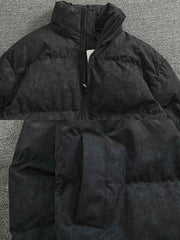 製品画像:
"高品質なウール素材で作られた秋冬用ジャケット、シンプルで洗練されたデザインが特徴。ウール混紡素材で暖かく、柔らかな手触りが魅力。カジュアルからフォーマルまで幅広いシーンに対応できるスタイリッシュなアウター"
詳細画像:
"ウール混紡素材を使用したジャケットの細部をクローズアップした画像。柔軟でありながらしっかりとした生地感、袖口・裾・肩部分の縫製の丁寧さや、デザインのディテールが際立つ"