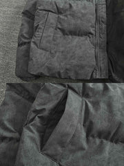 製品画像:
"高品質なウール素材で作られた秋冬用ジャケット、シンプルで洗練されたデザインが特徴。ウール混紡素材で暖かく、柔らかな手触りが魅力。カジュアルからフォーマルまで幅広いシーンに対応できるスタイリッシュなアウター"
詳細画像:
"ウール混紡素材を使用したジャケットの細部をクローズアップした画像。柔軟でありながらしっかりとした生地感、袖口・裾・肩部分の縫製の丁寧さや、デザインのディテールが際立つ"