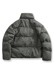 製品画像:
"高品質なウール素材で作られた秋冬用ジャケット、シンプルで洗練されたデザインが特徴。ウール混紡素材で暖かく、柔らかな手触りが魅力。カジュアルからフォーマルまで幅広いシーンに対応できるスタイリッシュなアウター"
詳細画像:
"ウール混紡素材を使用したジャケットの細部をクローズアップした画像。柔軟でありながらしっかりとした生地感、袖口・裾・肩部分の縫製の丁寧さや、デザインのディテールが際立つ"