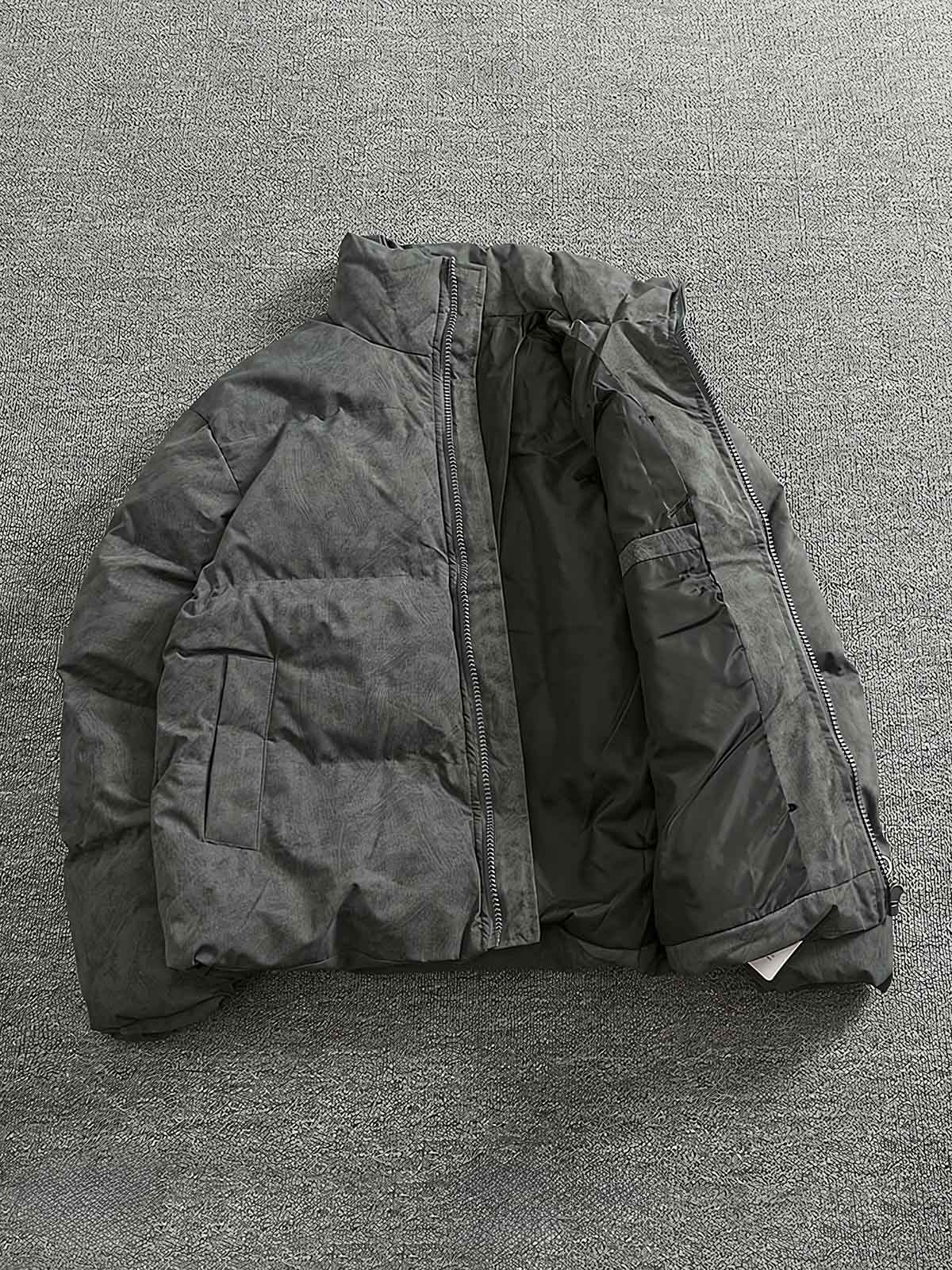 製品画像:
"高品質なウール素材で作られた秋冬用ジャケット、シンプルで洗練されたデザインが特徴。ウール混紡素材で暖かく、柔らかな手触りが魅力。カジュアルからフォーマルまで幅広いシーンに対応できるスタイリッシュなアウター"
詳細画像:
"ウール混紡素材を使用したジャケットの細部をクローズアップした画像。柔軟でありながらしっかりとした生地感、袖口・裾・肩部分の縫製の丁寧さや、デザインのディテールが際立つ"