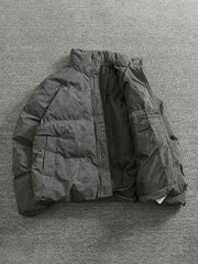 製品画像:
"高品質なウール素材で作られた秋冬用ジャケット、シンプルで洗練されたデザインが特徴。ウール混紡素材で暖かく、柔らかな手触りが魅力。カジュアルからフォーマルまで幅広いシーンに対応できるスタイリッシュなアウター"
詳細画像:
"ウール混紡素材を使用したジャケットの細部をクローズアップした画像。柔軟でありながらしっかりとした生地感、袖口・裾・肩部分の縫製の丁寧さや、デザインのディテールが際立つ"