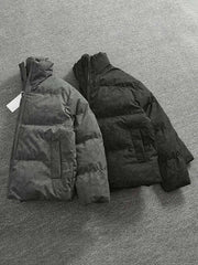 製品画像:
"高品質なウール素材で作られた秋冬用ジャケット、シンプルで洗練されたデザインが特徴。ウール混紡素材で暖かく、柔らかな手触りが魅力。カジュアルからフォーマルまで幅広いシーンに対応できるスタイリッシュなアウター"
詳細画像:
"ウール混紡素材を使用したジャケットの細部をクローズアップした画像。柔軟でありながらしっかりとした生地感、袖口・裾・肩部分の縫製の丁寧さや、デザインのディテールが際立つ"