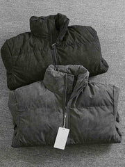 製品画像:
"高品質なウール素材で作られた秋冬用ジャケット、シンプルで洗練されたデザインが特徴。ウール混紡素材で暖かく、柔らかな手触りが魅力。カジュアルからフォーマルまで幅広いシーンに対応できるスタイリッシュなアウター"
詳細画像:
"ウール混紡素材を使用したジャケットの細部をクローズアップした画像。柔軟でありながらしっかりとした生地感、袖口・裾・肩部分の縫製の丁寧さや、デザインのディテールが際立つ"