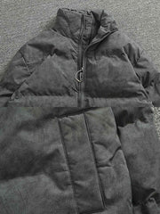 製品画像:
"高品質なウール素材で作られた秋冬用ジャケット、シンプルで洗練されたデザインが特徴。ウール混紡素材で暖かく、柔らかな手触りが魅力。カジュアルからフォーマルまで幅広いシーンに対応できるスタイリッシュなアウター"
詳細画像:
"ウール混紡素材を使用したジャケットの細部をクローズアップした画像。柔軟でありながらしっかりとした生地感、袖口・裾・肩部分の縫製の丁寧さや、デザインのディテールが際立つ"