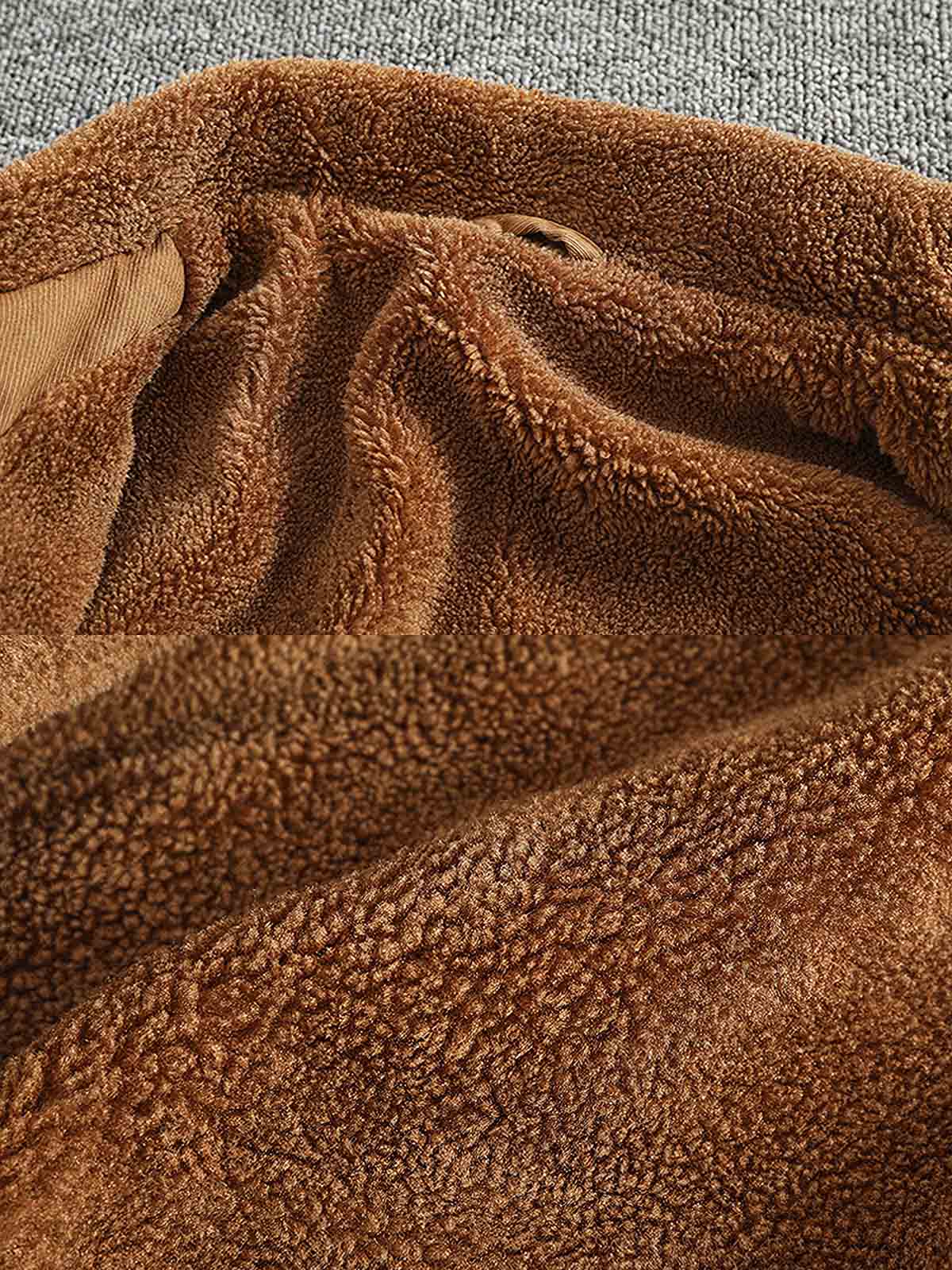 製品画像:
"水洗い加工を施したシープスキンライニング付きフライトジャケットの全体図。クラシックなアメカジスタイル、シープスキンカラーとツイル織りコットンの組み合わせでヴィンテージ感を引き立てたデザイン"
詳細画像:
"シープスキン風ライニングとリブ仕様の裾ディテールをクローズアップした画像。裏地の柔らかさと保温性が際立ち、防風性を兼ね備えたデザインが強調される"