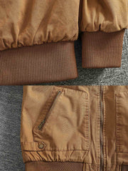 製品画像:
"水洗い加工を施したシープスキンライニング付きフライトジャケットの全体図。クラシックなアメカジスタイル、シープスキンカラーとツイル織りコットンの組み合わせでヴィンテージ感を引き立てたデザイン"
詳細画像:
"シープスキン風ライニングとリブ仕様の裾ディテールをクローズアップした画像。裏地の柔らかさと保温性が際立ち、防風性を兼ね備えたデザインが強調される"