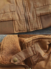 製品画像:
"水洗い加工を施したシープスキンライニング付きフライトジャケットの全体図。クラシックなアメカジスタイル、シープスキンカラーとツイル織りコットンの組み合わせでヴィンテージ感を引き立てたデザイン"
詳細画像:
"シープスキン風ライニングとリブ仕様の裾ディテールをクローズアップした画像。裏地の柔らかさと保温性が際立ち、防風性を兼ね備えたデザインが強調される"