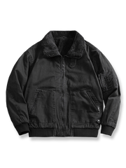 製品画像:
"水洗い加工を施したシープスキンライニング付きフライトジャケットの全体図。クラシックなアメカジスタイル、シープスキンカラーとツイル織りコットンの組み合わせでヴィンテージ感を引き立てたデザイン"
詳細画像:
"シープスキン風ライニングとリブ仕様の裾ディテールをクローズアップした画像。裏地の柔らかさと保温性が際立ち、防風性を兼ね備えたデザインが強調される"