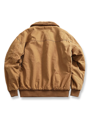 製品画像:
"水洗い加工を施したシープスキンライニング付きフライトジャケットの全体図。クラシックなアメカジスタイル、シープスキンカラーとツイル織りコットンの組み合わせでヴィンテージ感を引き立てたデザイン"
詳細画像:
"シープスキン風ライニングとリブ仕様の裾ディテールをクローズアップした画像。裏地の柔らかさと保温性が際立ち、防風性を兼ね備えたデザインが強調される"