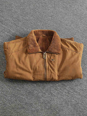 製品画像:
"水洗い加工を施したシープスキンライニング付きフライトジャケットの全体図。クラシックなアメカジスタイル、シープスキンカラーとツイル織りコットンの組み合わせでヴィンテージ感を引き立てたデザイン"
詳細画像:
"シープスキン風ライニングとリブ仕様の裾ディテールをクローズアップした画像。裏地の柔らかさと保温性が際立ち、防風性を兼ね備えたデザインが強調される"