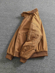 製品画像:
"水洗い加工を施したシープスキンライニング付きフライトジャケットの全体図。クラシックなアメカジスタイル、シープスキンカラーとツイル織りコットンの組み合わせでヴィンテージ感を引き立てたデザイン"
詳細画像:
"シープスキン風ライニングとリブ仕様の裾ディテールをクローズアップした画像。裏地の柔らかさと保温性が際立ち、防風性を兼ね備えたデザインが強調される"