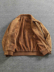 製品画像:
"水洗い加工を施したシープスキンライニング付きフライトジャケットの全体図。クラシックなアメカジスタイル、シープスキンカラーとツイル織りコットンの組み合わせでヴィンテージ感を引き立てたデザイン"
詳細画像:
"シープスキン風ライニングとリブ仕様の裾ディテールをクローズアップした画像。裏地の柔らかさと保温性が際立ち、防風性を兼ね備えたデザインが強調される"