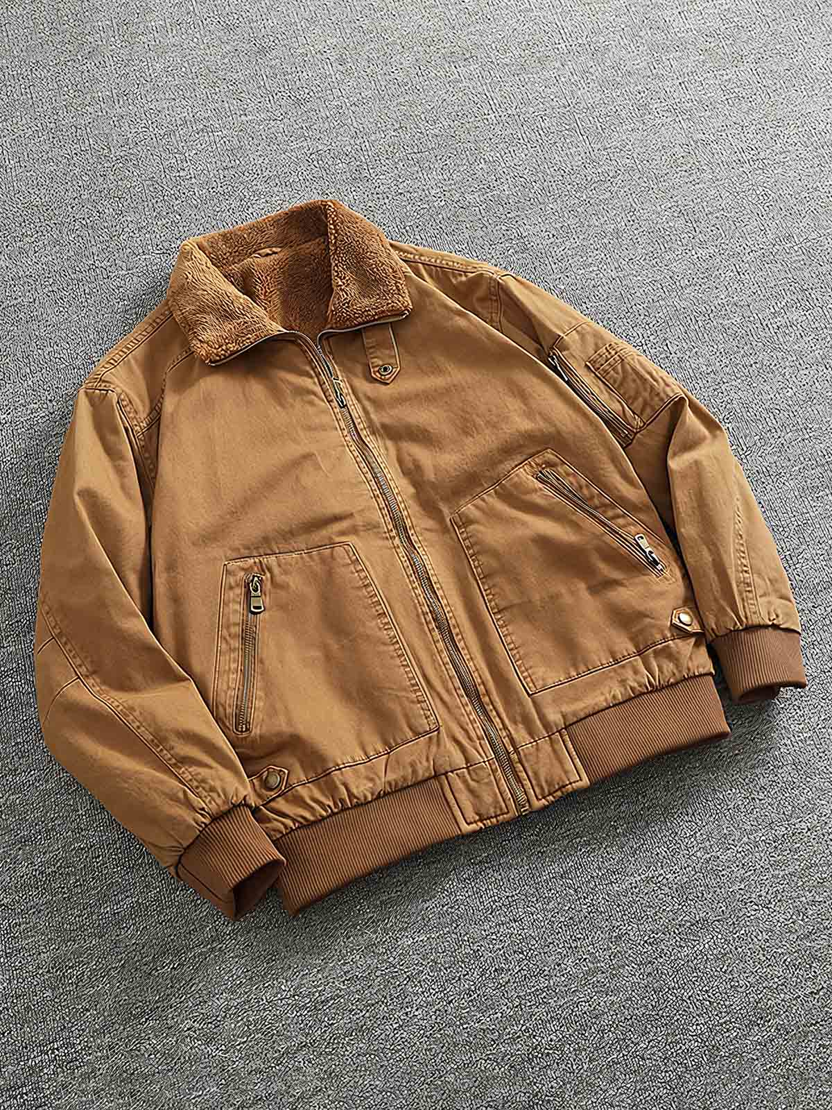 製品画像:
"水洗い加工を施したシープスキンライニング付きフライトジャケットの全体図。クラシックなアメカジスタイル、シープスキンカラーとツイル織りコットンの組み合わせでヴィンテージ感を引き立てたデザイン"
詳細画像:
"シープスキン風ライニングとリブ仕様の裾ディテールをクローズアップした画像。裏地の柔らかさと保温性が際立ち、防風性を兼ね備えたデザインが強調される"