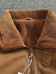 製品画像:
"水洗い加工を施したシープスキンライニング付きフライトジャケットの全体図。クラシックなアメカジスタイル、シープスキンカラーとツイル織りコットンの組み合わせでヴィンテージ感を引き立てたデザイン"
詳細画像:
"シープスキン風ライニングとリブ仕様の裾ディテールをクローズアップした画像。裏地の柔らかさと保温性が際立ち、防風性を兼ね備えたデザインが強調される"