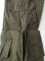 製品画像:
"重厚な厚手のヒョウ柄カモフラージュパラシュートカーゴパンツの全体図。ヴィンテージ感と耐久性を引き立てる水洗い加工とヒョウ柄カモフラージュプリントが特徴的なデザイン"
詳細画像:
"パラシュートパンツのダブルプリーツと6ポケットデザインのクローズアップ。機能性を重視したディテールと、ヴィンテージ風の風合いが際立つ素材感"