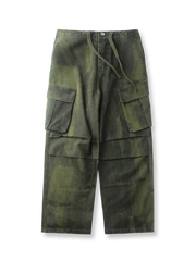 製品画像:
"重厚な厚手のヒョウ柄カモフラージュパラシュートカーゴパンツの全体図。ヴィンテージ感と耐久性を引き立てる水洗い加工とヒョウ柄カモフラージュプリントが特徴的なデザイン"
詳細画像:
"パラシュートパンツのダブルプリーツと6ポケットデザインのクローズアップ。機能性を重視したディテールと、ヴィンテージ風の風合いが際立つ素材感"