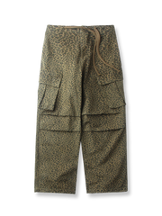 製品画像:
"重厚な厚手のヒョウ柄カモフラージュパラシュートカーゴパンツの全体図。ヴィンテージ感と耐久性を引き立てる水洗い加工とヒョウ柄カモフラージュプリントが特徴的なデザイン"
詳細画像:
"パラシュートパンツのダブルプリーツと6ポケットデザインのクローズアップ。機能性を重視したディテールと、ヴィンテージ風の風合いが際立つ素材感"