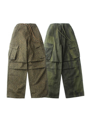 製品画像:
"重厚な厚手のヒョウ柄カモフラージュパラシュートカーゴパンツの全体図。ヴィンテージ感と耐久性を引き立てる水洗い加工とヒョウ柄カモフラージュプリントが特徴的なデザイン"
詳細画像:
"パラシュートパンツのダブルプリーツと6ポケットデザインのクローズアップ。機能性を重視したディテールと、ヴィンテージ風の風合いが際立つ素材感"