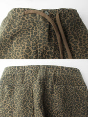 製品画像:
"重厚な厚手のヒョウ柄カモフラージュパラシュートカーゴパンツの全体図。ヴィンテージ感と耐久性を引き立てる水洗い加工とヒョウ柄カモフラージュプリントが特徴的なデザイン"
詳細画像:
"パラシュートパンツのダブルプリーツと6ポケットデザインのクローズアップ。機能性を重視したディテールと、ヴィンテージ風の風合いが際立つ素材感"