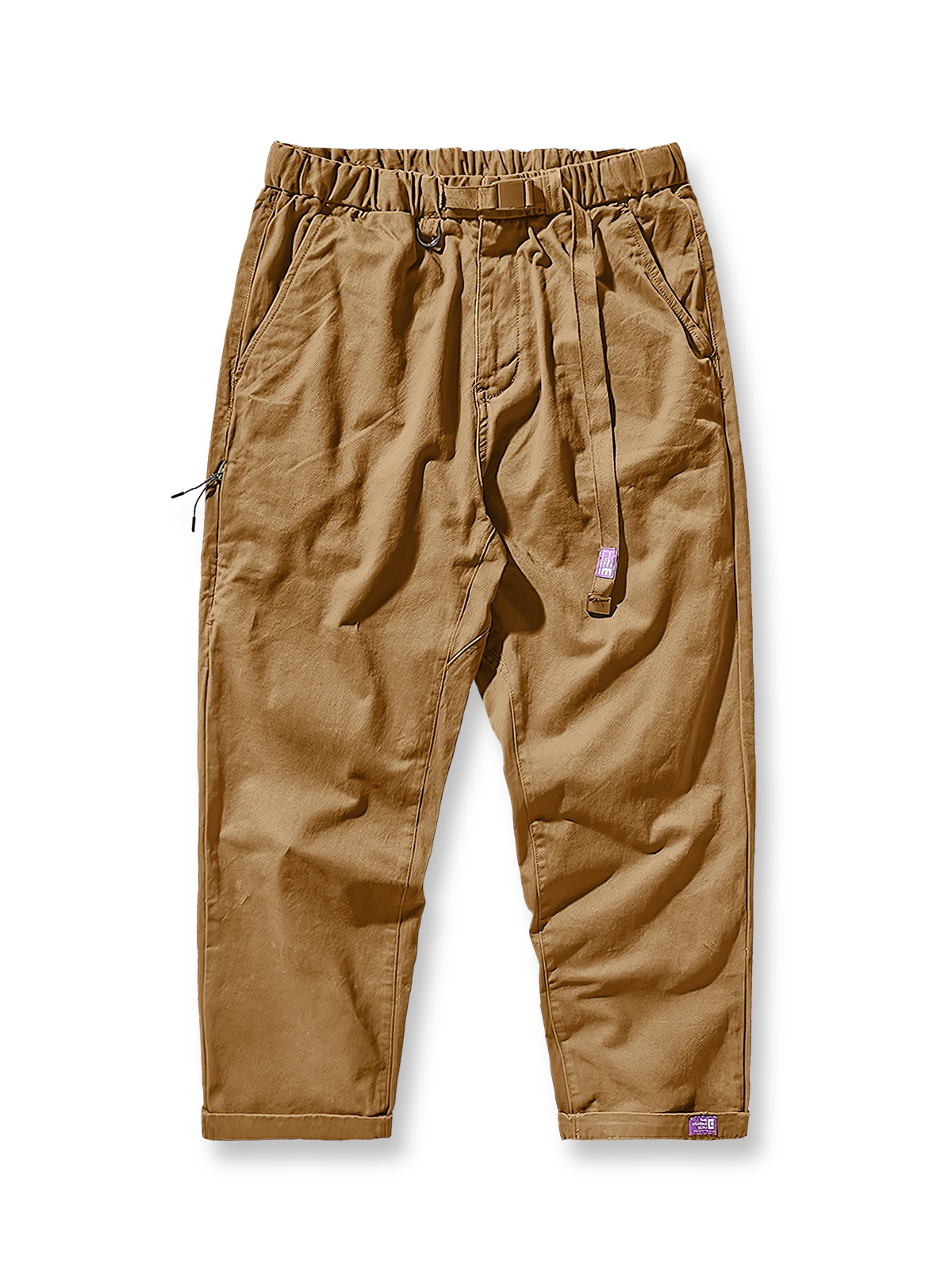 製品画像:紫タグが付いたワーク テーパードパンツの全体像。高品質な純銅YKKジッパーや金属ボタン、そしてしっかりとしたテーパードシルエットが際立ち、スタイリッシュで実用的なデザインが特徴のパンツを全体的に見せる展示画像。
詳細画像:紫タグが強調されたバックルベルトと隠しワークポケットのディテールクローズアップ。バックルベルト部分の調節機能と隠しポケットのディテールが、実用性とデザイン性を兼ね備えた特徴を詳しく見せる画像。