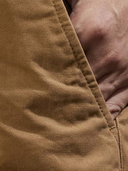 製品画像:紫タグが付いたワーク テーパードパンツの全体像。高品質な純銅YKKジッパーや金属ボタン、そしてしっかりとしたテーパードシルエットが際立ち、スタイリッシュで実用的なデザインが特徴のパンツを全体的に見せる展示画像。
詳細画像:紫タグが強調されたバックルベルトと隠しワークポケットのディテールクローズアップ。バックルベルト部分の調節機能と隠しポケットのディテールが、実用性とデザイン性を兼ね備えた特徴を詳しく見せる画像。