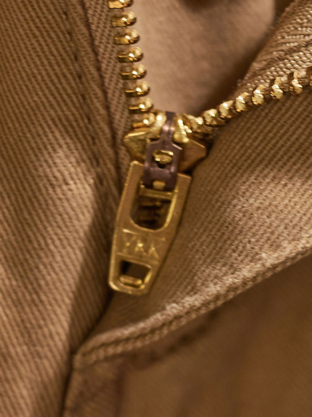 製品画像:紫タグが付いたワーク テーパードパンツの全体像。高品質な純銅YKKジッパーや金属ボタン、そしてしっかりとしたテーパードシルエットが際立ち、スタイリッシュで実用的なデザインが特徴のパンツを全体的に見せる展示画像。
詳細画像:紫タグが強調されたバックルベルトと隠しワークポケットのディテールクローズアップ。バックルベルト部分の調節機能と隠しポケットのディテールが、実用性とデザイン性を兼ね備えた特徴を詳しく見せる画像。